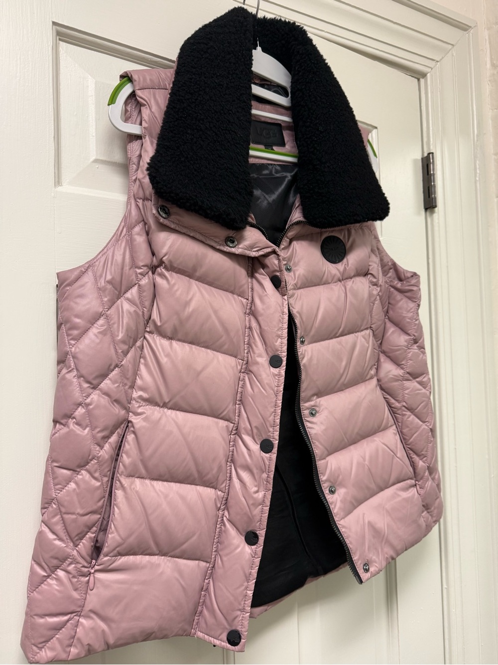 UGG Pink Quilted Puffer Vest Black Sherpa Collar Size Medium - Picture 9 of 11